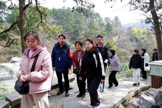 如琴湖畔人潮涌 锦绣谷中“人接龙”：庐山迎3月免票月客流高峰