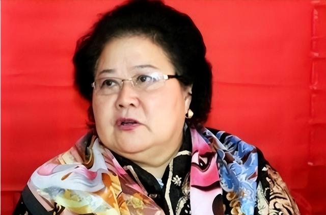 吃里爬外，永不回国？她带领30名演员选择留美，如今年过花甲归来