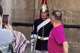 老人游玩遭遇皇家卫兵喝斥老人敬礼回应，丢人现眼！图片