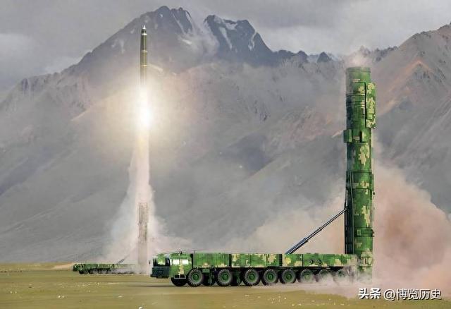 2100枚核弹24小时待命，张召忠曾发出警告：一旦开战，无处可逃