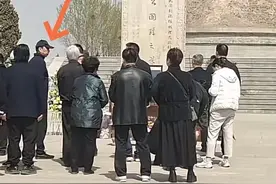 冯巩神秘返乡 祭拜曾祖父！得知曾祖父身份 才知道冯巩副部级都亏了图片