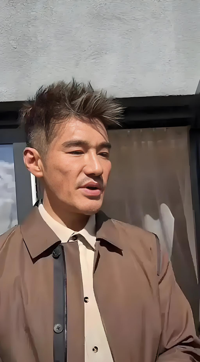 胡兵的老父亲，已89岁，年轻时一定挺帅气，生了俩儿子都气宇不凡