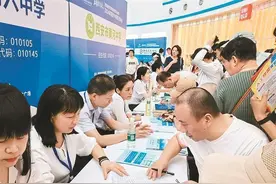 多所普通高中、职业学校、技工院校招生负责人现场答疑解惑——这场中招会将为考生家长提供一站式升学指南图片