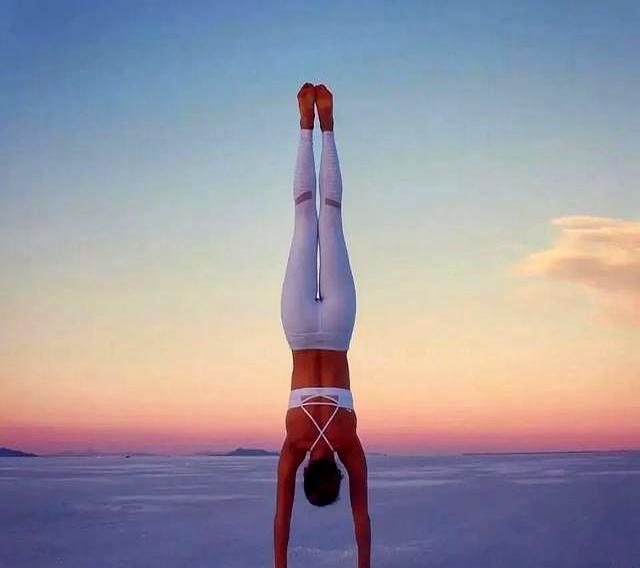 “倒立	”是最高级的保养，4步教你学会手倒立	，让你年轻10岁！