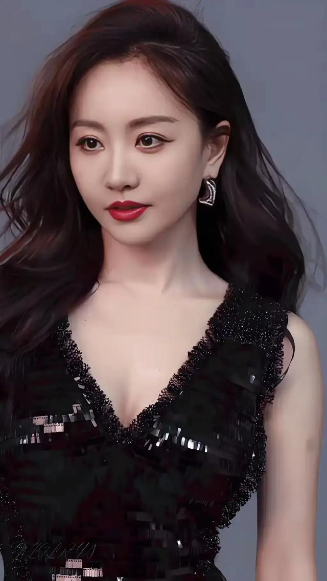 杨蓉这胸是真的吗？跟两个足球一样了，真的非常好看了