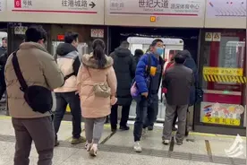 曾深入人心的地铁规则已名存实亡？网友吵翻，上海地铁回应图片