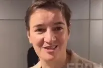 塞尔维亚女总理抵达上海！西装配短发超帅气，有个惊艳的同性妻子图片