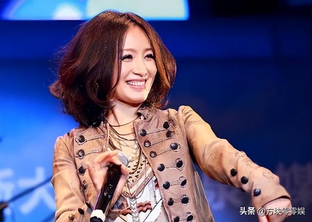 她连上5次春晚，私下却和恩师同居怀孕被骗流产，今57岁依然单身