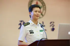 34岁“高龄”入伍，45岁成为中国海军首位女舰长图片