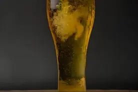 买啤酒时，不管多贵，只要背面有这 3 种字眼，大概率都是 "水啤"图片