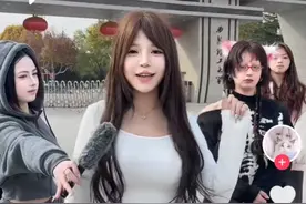 西安一女大学生，想当网红不嫌羞人，在各大高校门口搔首弄姿艳舞图片