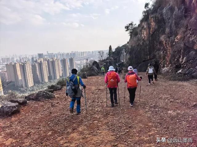 阳光明媚的冬日里,我们爬山去,逛陡坡村、看冬樱花,做晴朗的事
