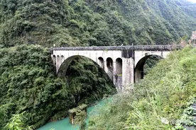 湖南和湖北交界处、同一条街横跨两个省、一边是湖南、一边是湖北图片