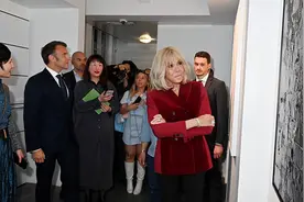 布丽吉特俩女儿罕出镜！41岁蒂凡妮五官像妈，48岁劳伦斯美腿抢镜图片