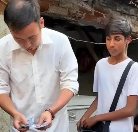宣布退网！中国男子在巴铁8年，花千万扶贫，妻儿出事后无奈回国