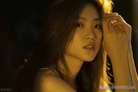 夜晚陪女邻居去公园散步，趁着没人，她突然亲了我一口图片