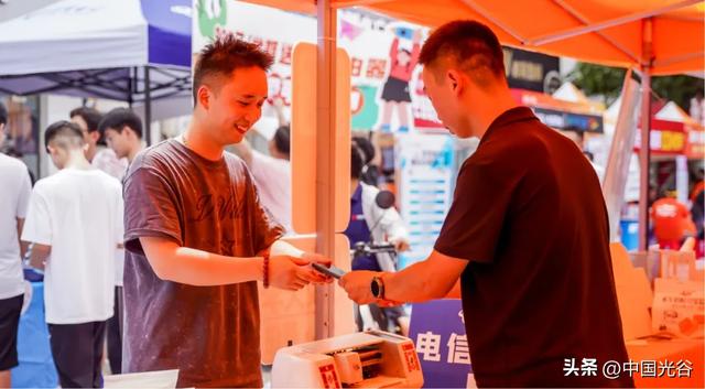开学季光谷送上大礼包：大学新生免费坐空轨、优惠看武网，还有特色市集、美食福利、数码折扣……包开心的！