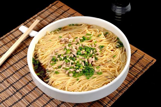 吃福寿面，念主席恩！唱东方红，愿祖国好！