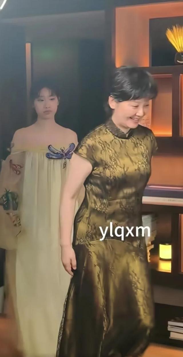 徐帆和女儿徐朵同框亮相，女儿长得跟冯小刚一个模子出来的