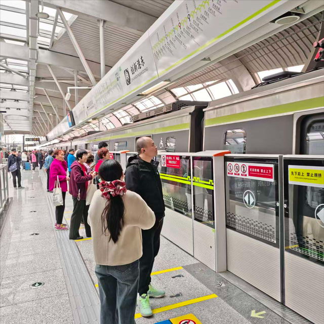 西安藏着神仙春日：坐地铁穿花海，随手释放浪漫，便捷观赏油菜花