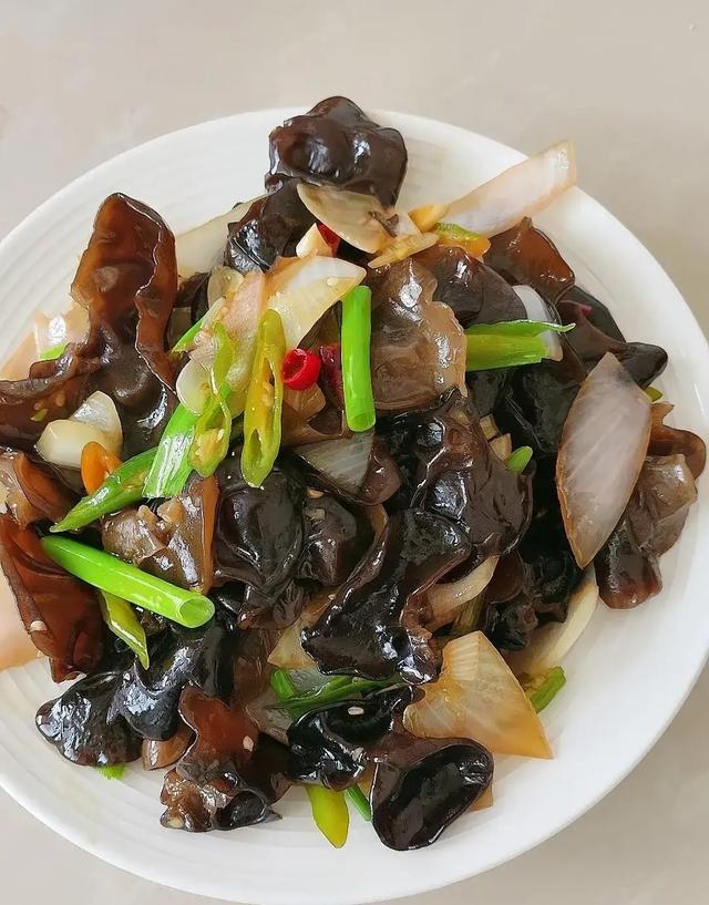 它是“长寿菜”，一吃通便，二吃护眼，三吃降压，中老年要常吃