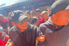 61岁李连杰现身五台山礼佛，获知名大师指引火供，百人围观场面大图片