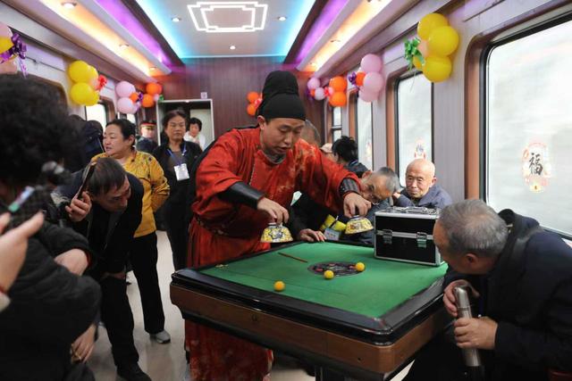 陕西首趟“秦岭号”普惠适老旅游专列温暖启程