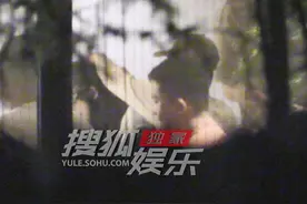 独家：范丞丞疑曝新恋情 聚会席间温柔给女孩整理头发图片