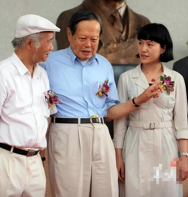 令人反感！杨振宁老先生去世7天后，恶心的一幕在互联网就上演了