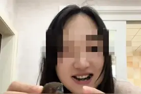 摆拍生吃“见手青”，中了“无底线博流量”的毒|荔枝时评图片