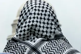 据报道，一名高喊“自由巴勒斯坦”的大学生被驱逐出境图片