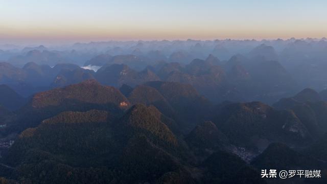 罗平：那色峰海景色美