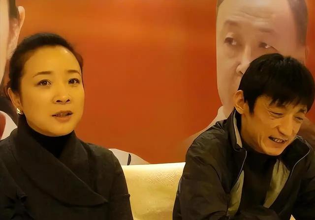 她是国家一级女演员，多次给丈夫戴绿帽，重病丈夫坐轮椅也不离婚