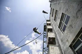 飞檐走壁！武警特战队员开展高空索降训练图片