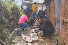 凉山州的蹲地用餐习俗，看这篇报道告诉你为何极不卫生！图片
