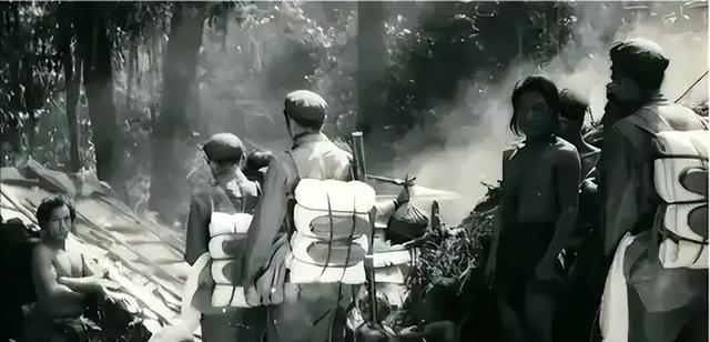 解放军在云南原始森林，发现一群男女	，他们住草棚靠野果捕猎为生