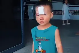 笑翻了！小孩哥狠捉蛇拔牙又击杀，新版农孩与蛇，评论区炸锅了图片