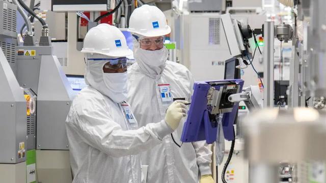 英伟达50亿投资英特尔！但为什么反而害了这个芯片老巨头？