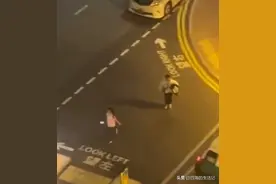 太任性了！情侣在大街上分手吵架，女子一言不合就裸奔图片