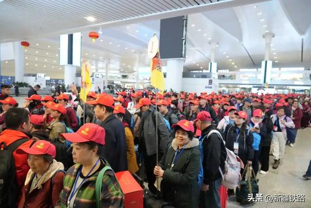 新疆铁路2025年第70列银发旅游专列鸣笛启程