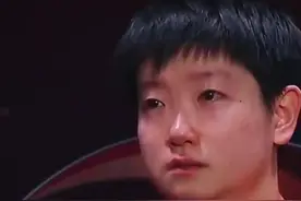 孙颖莎遭球迷恶评，王励勤冷静旁观，三人组反应引发热议两人落泪图片
