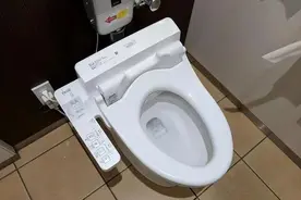 炸裂！男公厕惊现变态男伸舌猥亵，表情恶心至极，网友评论亮了图片