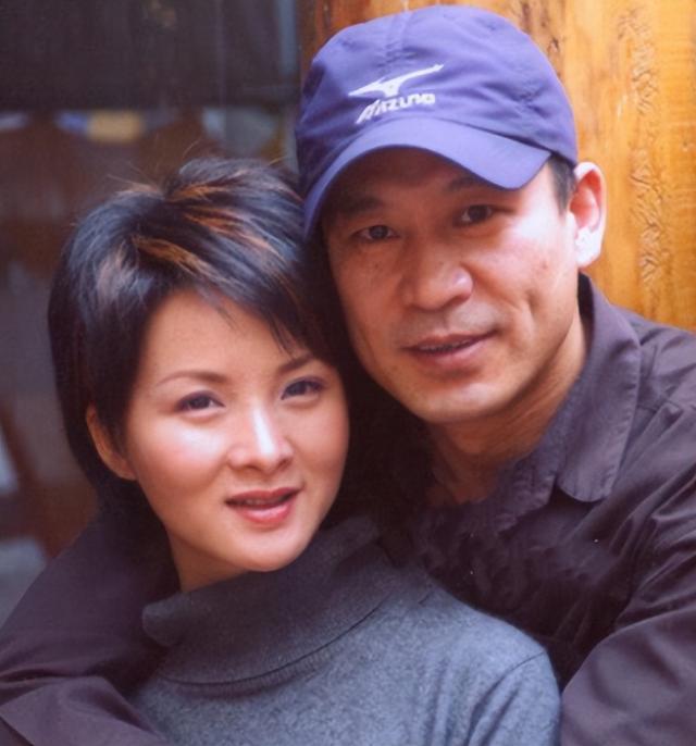 吃里扒外！定居美国13年，回国捞金惨遭“驱逐”，52岁活成了笑话