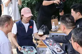 郭晶晶霍启刚带三孩子去贵州，大方出镜不遮掩，两女儿真漂亮！图片