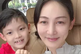 王皓老婆回丹东娘家！11岁儿子在高铁上写作业，二儿子苦练乒乓球图片