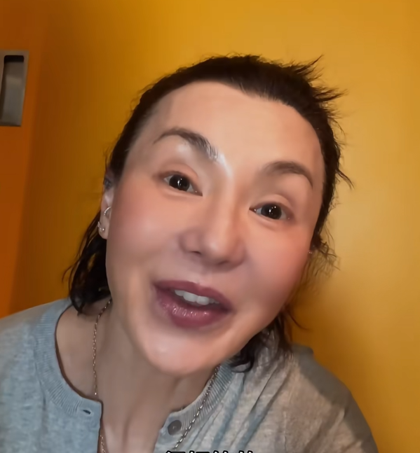 苹果肌肿胀，脸部馒化，60岁张曼玉近照曝光，不老女神滤镜稀碎