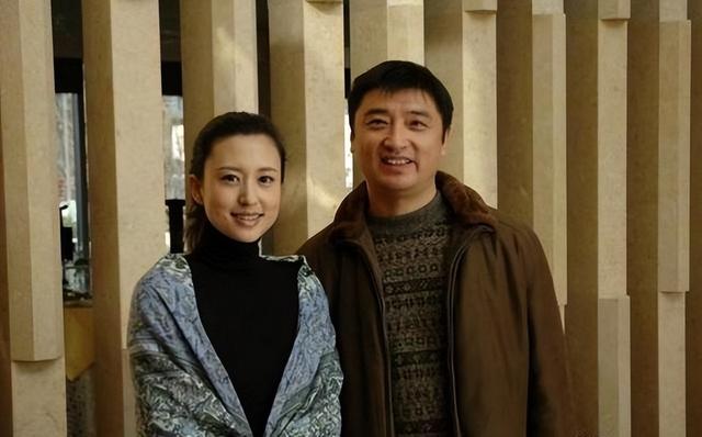 因长相太出众被传私生活混乱，为家庭离开央视的张蕾，如今怎样？