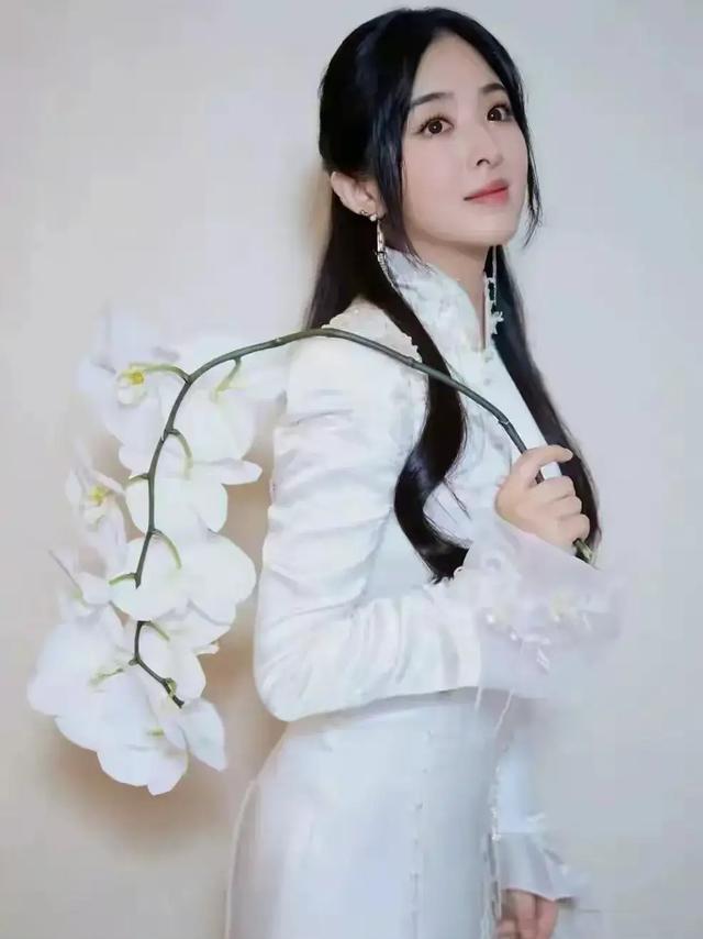 张含韵的奶欲更勾人，36岁依旧童颜，身材却饱满成熟韵味满满