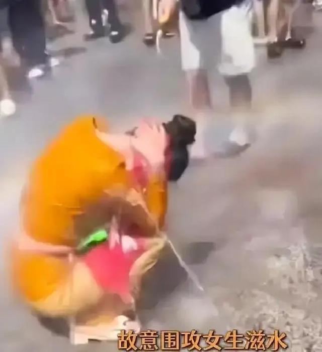 滚出中国！云南泼水节炸出一群“男流氓”，当众扒衣喷私处太龌龊