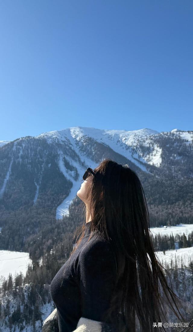 雪花亲吻月亮湾，陌生旅伴一笑，我的独自上路瞬间不孤单